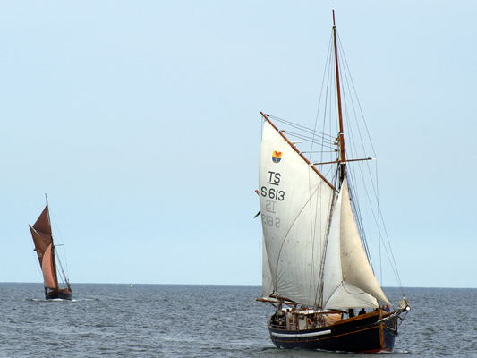 Ariel - Ketch från Dalarö, i bakgrunden syns Deodar - Jagare från Stockholm