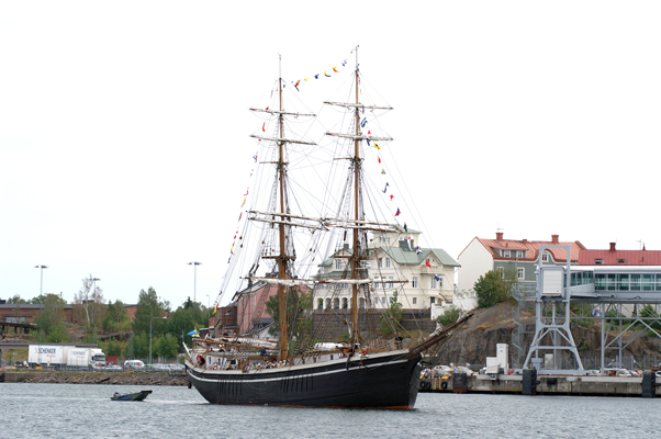 Briggen Gerda på väg in i Oskarshamns inre hamn